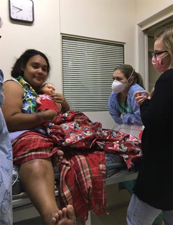Amanda Maria Souza de Oliveira được ghi hình tại một bệnh viện ở Curitiba, Brazil. Nguồn ảnh: Andreia Ramos