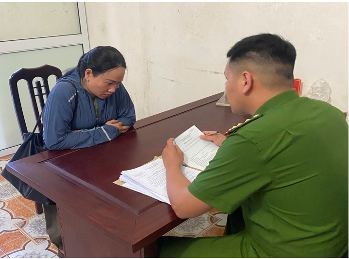 Đối tượng Nguyễn Thị Hiền tại Cơ quan điều tra. Ảnh: Cổng TTĐT Công an tỉnh Hưng Yên
