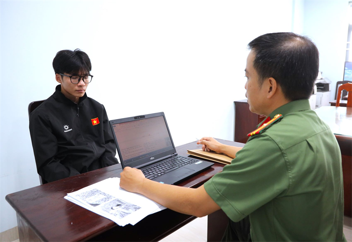Nam sinh viên Đồng Xuân Hải bị khởi tố về hành vi “Lừa đảo chiếm đoạt tài sản” tại cơ quan Công an. Ảnh: Công an Tây Ninh