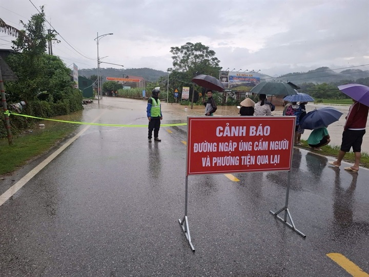 Cục Đường bộ Việt Nam yêu cầu các đơn vị bố trí người trực tại các điểm ngập úng để bảo đảm an toàn cho người và phương tiện. Nguồn: KL