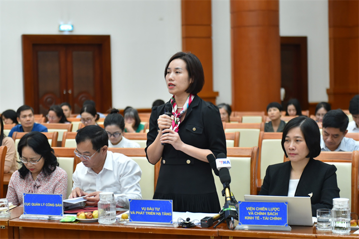Bà Nguyễn Thị Quế Hương, Phó Vụ trưởng Vụ Đầu tư và phát triển hạ tầng trả lời tại buổi họp báo. Ảnh: Trần Nam