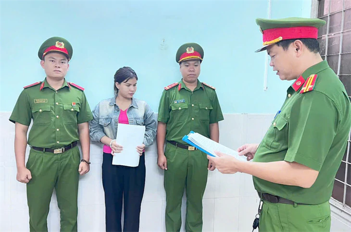 Cơ quan điều tra tống đạt quyết định khởi tố, lệnh bắt tạm giam đối với Như - Ảnh: HOÀI KHANH/Tuổi Trẻ
