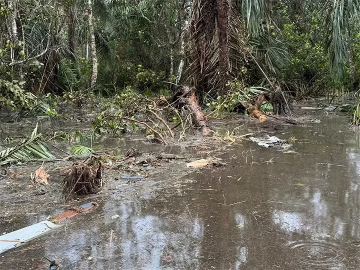 Một phần thân máy bay chìm dưới nước. Ảnh: Reuters