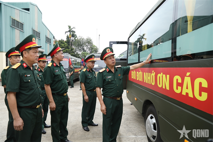 Tổng cục Hậu cần - Kỹ thuật nghiệm thu 16 xe chuyên dùng chở hài cốt liệt sĩ - 2
