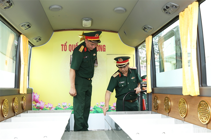 Hội đồng nghiệm thu kiểm tra thực tế tình trạng hoạt động của xe chuyên chở hài cốt liệt sĩ.
