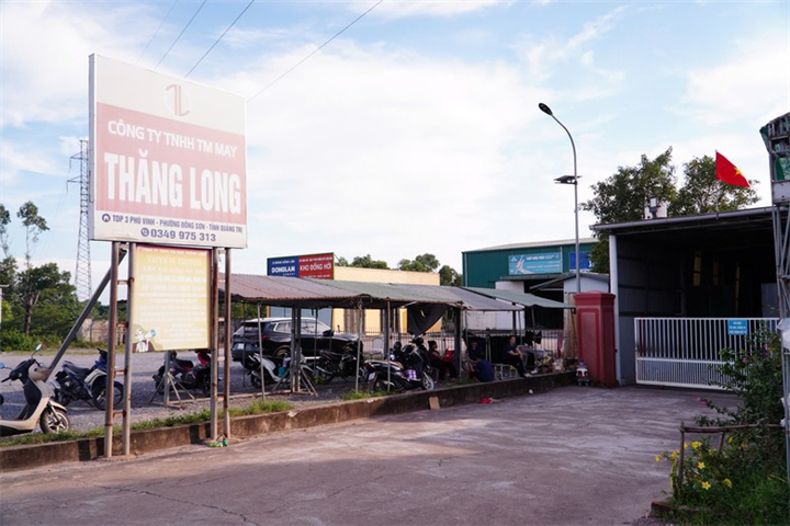 Trụ sở Công ty TNHH Thương mại May Thăng Long, nơi gần 400 công nhân đang chờ được giải quyết tiền lương và các quyền lợi liên quan. Ảnh: Báo Xây dựng
