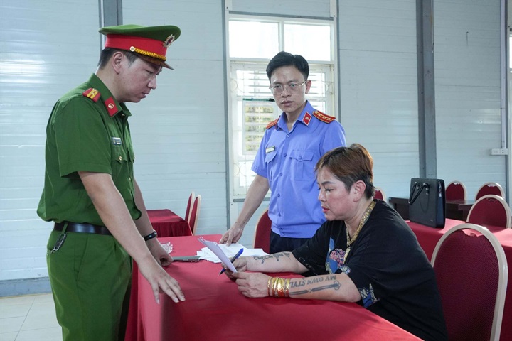Nguyễn Thị Thảo (tên thường gọi Thảo Ràn Ri) áo đen. (Ảnh: Công an Sơn La)