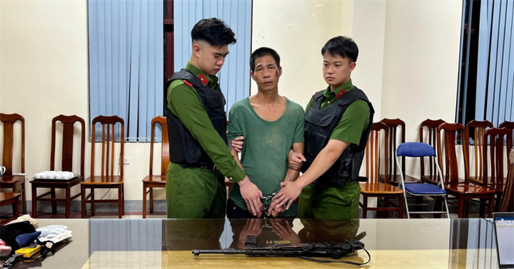 Đối tượng Phương Văn Kỳ cùng tang vật. (Ảnh: Công an Lạng Sơn)