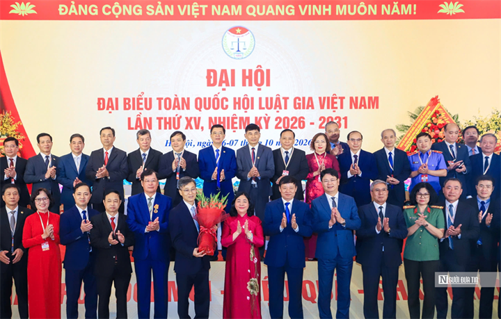 Đồng chí Bùi Thị Minh Hoài - Ủy viên Bộ Chính trị, Bí thư Trung ương Đảng, Chủ tịch Ủy ban Trung ương Mặt trận Tổ quốc Việt Nam tặng hoa chúc mừng Ban Chấp hành Hội Luật gia Việt Nam khóa XV.