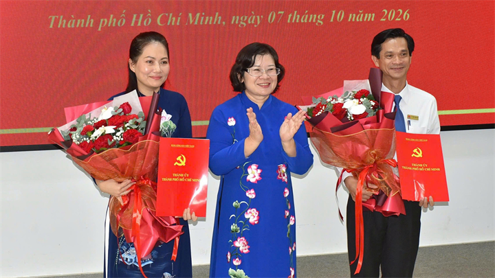 Phó Bí thư Thành ủy TPHCM Văn Thị Bạch Tuyết trao quyết định bổ nhiệm cán bộ cho bà Nguyễn Thị Nhật Hằng và ông Phạm Ngọc Lợi. Ảnh: VietNamnet