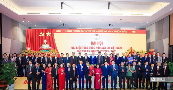Đồng chí Bùi Thị Minh Hoài - Ủy viên Bộ Chính trị, Bí thư Trung ương Đảng, Chủ tịch Ủy ban Trung ương Mặt trận Tổ quốc Việt Nam tặng hoa chúc mừng Ban Chấp hành Hội Luật gia Việt Nam khóa XV.