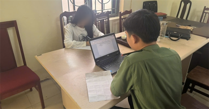 Cán bộ Phòng An ninh mạng làm việc với L.T.C. (Ảnh: Công an Hưng Yên)
