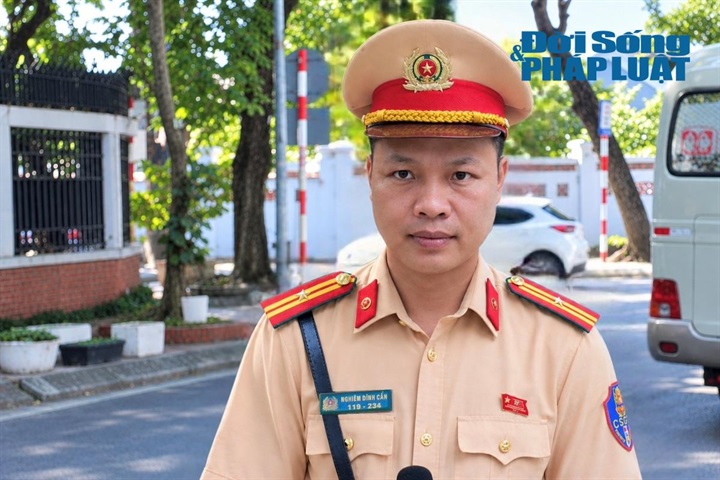 Thiếu tá Nghiêm Đình Cẩn, Tổ trưởng tổ công tác (Đội CSGT đường bộ số 6, Phòng CSGT Hà Nội). Ảnh: Khánh Phương