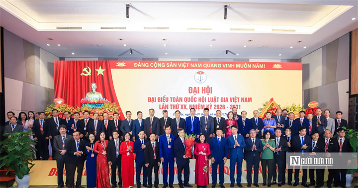 Đồng chí Bùi Thị Minh Hoài - Ủy viên Bộ Chính trị, Bí thư Trung ương Đảng, Chủ tịch Ủy ban Trung ương Mặt trận Tổ quốc Việt Nam tặng hoa chúc mừng Ban chấp hành Hội Luật gia Việt Nam khoá XV.