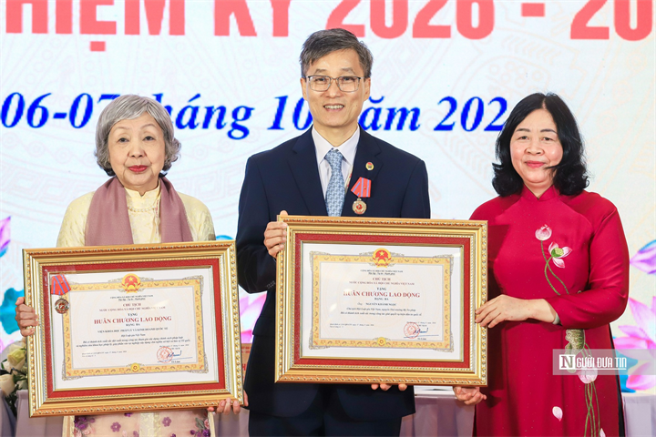Đồng chí Bùi Thị Minh Hoài trao Huân chương Lao động hạng Ba cho đồng chí Nguyễn Khánh Ngọc - Chủ tịch Hội Luật gia Việt Nam, nguyên Thứ trưởng Bộ Tư pháp và trao Huân chương Lao động hạng Ba cho Viện Khoa học pháp lý và Kinh doanh quốc tế (Hội Luật gia Việt Nam
