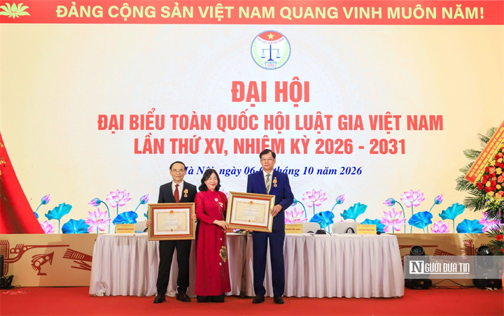 Đồng chí Bùi Thị Minh Hoài trao Huân chương Độc lập hạng Nhì cho đồng chí Nguyễn Văn Quyền - Chủ tịch Hội Luật gia Việt Nam các khóa XII, XIII và Huân chương Độc lập hạng Ba cho đồng chí Trần Công Phàn - Phó Chủ tịch Hội Luật gia Việt Nam các khóa XII, XIII, XIV.