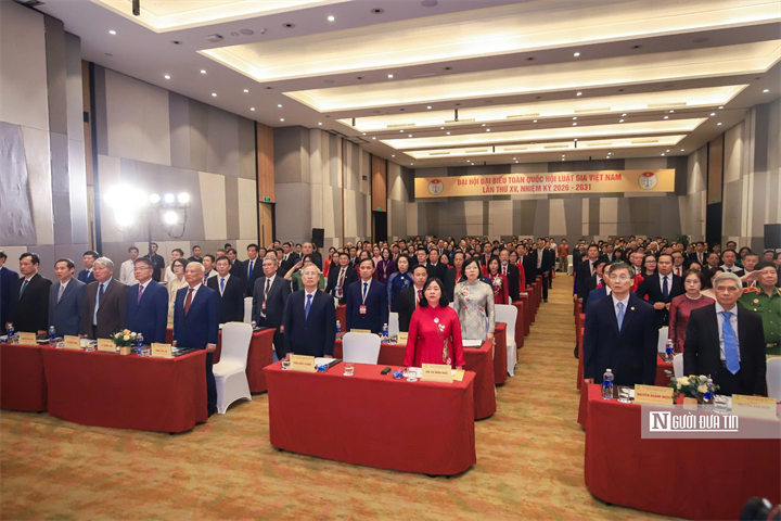 Các đại biểu thực hiện nghi lễ chào cờ.