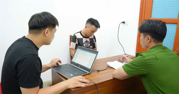 Đối tượng Tĩnh tại cơ quan công an. (Ảnh: Công an Lào Cai)