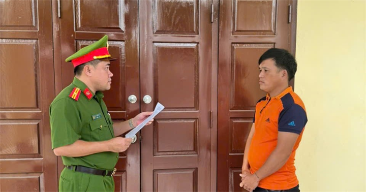 Cơ quan Công an tống đạt các quyết định đối với bị can Lạc A Chương. (Ảnh: Công an Quảng Ninh)