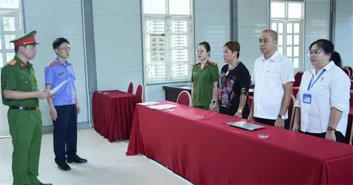 Nguyễn Thị Thảo (tên thường gọi Thảo Ràn Ri) áo đen. (Ảnh: Công an Sơn La)