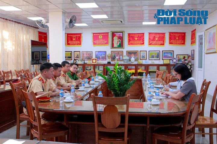 Lực lượng chức năng làm việc, thông tin kết quả kiểm tra đối với nhà trường. Ảnh: Khánh Phương
