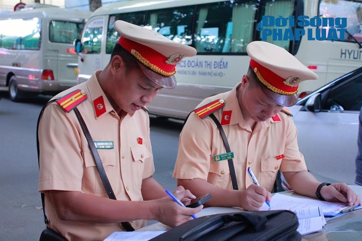 CSGT lập biên bản các trường hợp vi phạm. Ảnh: Khánh Phương