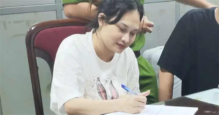 Bị can Ngô Thị Thêu tại thời điểm bị bắt từ Thái Lan về nước. (Ảnh: Công an Hà Nội)