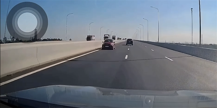 Ôtô con chạy ngược chiều trên cao tốc. Ảnh cắt từ clip. Nguồn: Cục CSGT