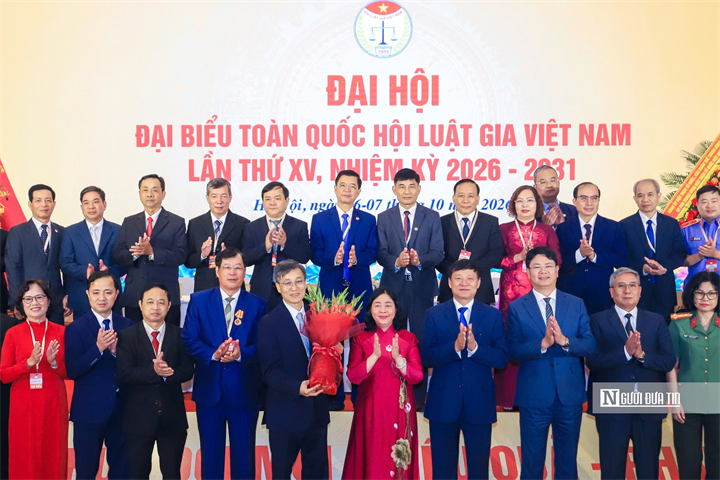 Đồng chí Bùi Thị Minh Hoài - Ủy viên Bộ Chính trị, Bí thư Trung ương Đảng, Chủ tịch Ủy ban Trung ương Mặt trận Tổ quốc Việt Nam tặng hoa chúc mừng Ban Chấp hành Hội Luật gia Việt Nam khóa XV.