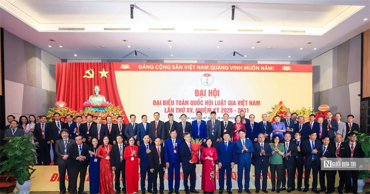 Đồng chí Bùi Thị Minh Hoài - Ủy viên Bộ Chính trị, Bí thư Trung ương Đảng, Chủ tịch Ủy ban Trung ương Mặt trận Tổ quốc Việt Nam tặng hoa chúc mừng Ban Chấp hành Hội Luật gia Việt Nam khóa XV.