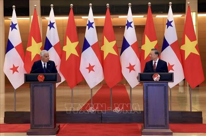 Tổng Bí thư, Chủ tịch nước Tô Lâm và Tổng thống Cộng hòa Panama José Raúl Mulino gặp gỡ báo chí sau hội đàm. Ảnh: Tuấn Anh/TTXVN