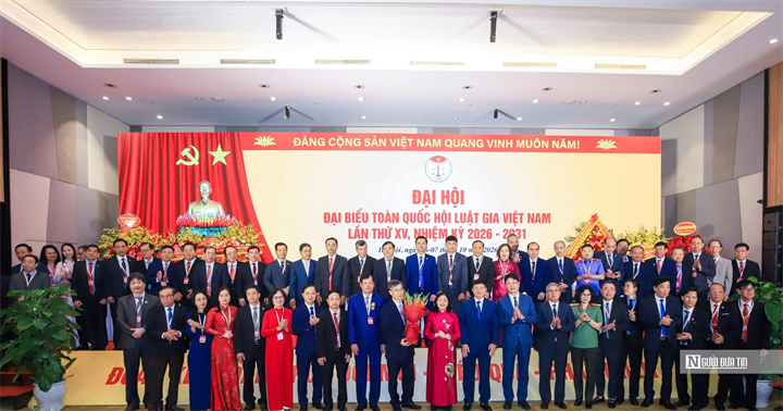 Đồng chí Bùi Thị Minh Hoài - Ủy viên Bộ Chính trị, Bí thư Trung ương Đảng, Chủ tịch Ủy ban Trung ương Mặt trận Tổ quốc Việt Nam tặng hoa chúc mừng Ban Chấp hành Hội Luật gia Việt Nam khóa XV.