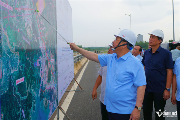 Phó Thủ tướng thường trực Phạm Gia Túc kiểm tra các tuyến đường kết nối sân bay Long Thành hôm 4/10. Ảnh: Hoàng Anh