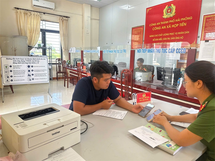 Người dân đến Công an xã Hợp Tiến để làm thủ tục cấp tài khoản định danh điện tử. Ảnh minh họa: Bộ Công an.