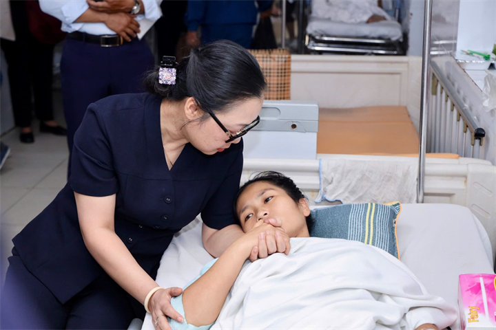 Thứ trưởng Bộ GD&ĐT Nguyễn Thị Quyên Thanh thăm hỏi, động viên cô giáo Hoàng Thị Hiền. Ảnh: Moet