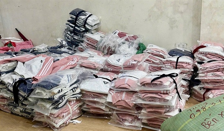 Toàn bộ tang vật và hồ sơ vụ việc được Đội QLTT số 13 chuyển đến Công an phường Cầu Giấy để tiếp tục điều tra, xử lý theo quy định. Ảnh: QLTTHN