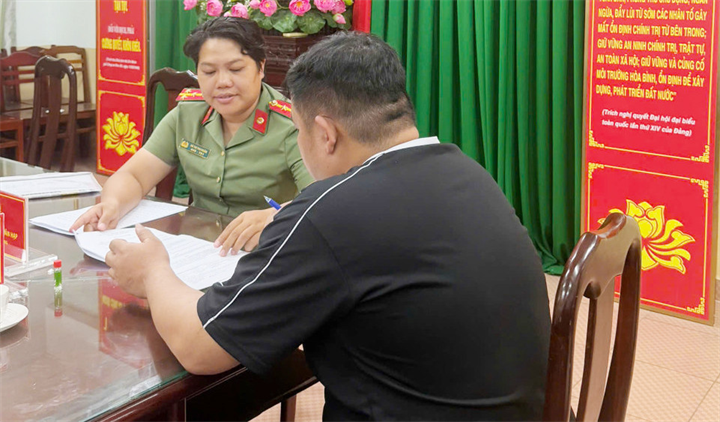 Anh N.C.B làm việc với cán bộ Phòng An ninh kinh tế Công an TP.Cần Thơ. Ảnh: Công an TP.Cần Thơ/Vietnamnet