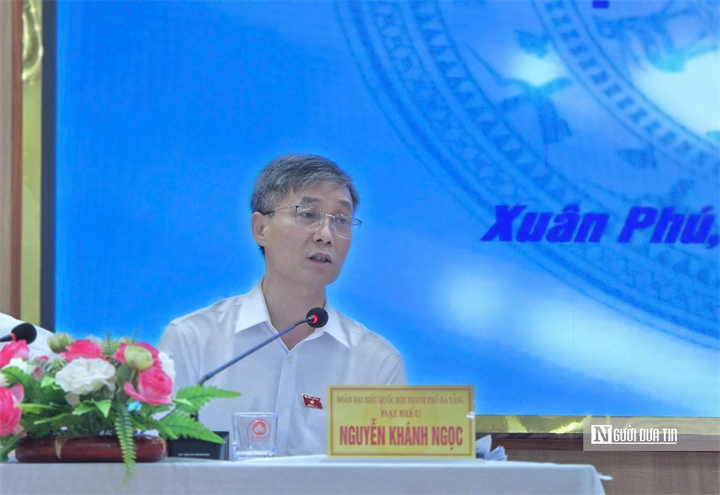 Đại biểu Quốc hội Nguyễn Khánh Ngọc trao đổi với cử tri về những vướng mắc trong giải quyết thủ tục đất đai, thừa kế.