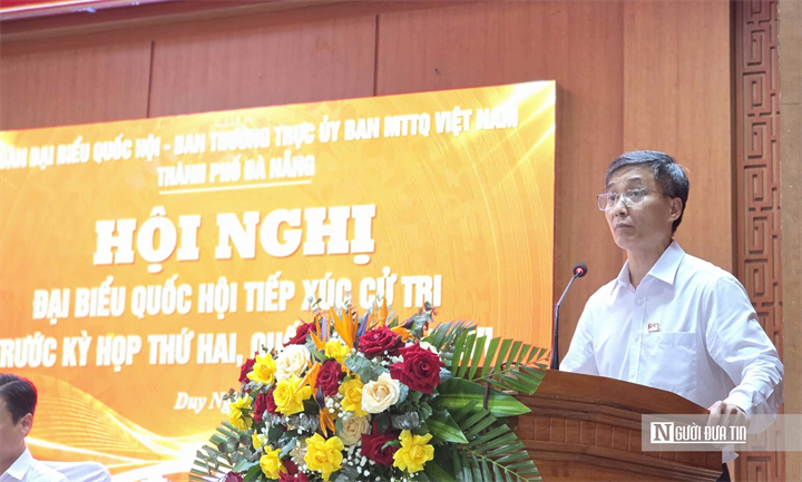ĐBQH Nguyễn Khánh Ngọc, Chủ tịch Trung ương Hội Luật gia Việt Nam, phát biểu tại buổi tiếp xúc cử tri xã Duy Nghĩa, thành phố Đà Nẵng.