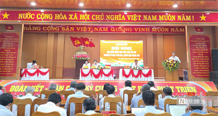 Các đại biểu Quốc hội thuộc Đoàn đại biểu Quốc hội thành phố Đà Nẵng tham dự buổi tiếp xúc cử tri xã Duy Nghĩa chiều 8/10.