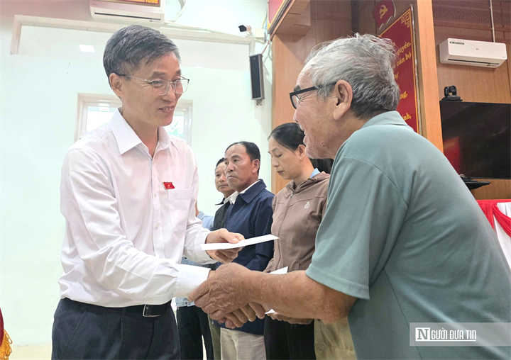Hai mươi phần quà được ông Nguyễn Khánh Ngọc trao tặng các gia đình chính sách và hộ có hoàn cảnh khó khăn tại xã Duy Nghĩa.