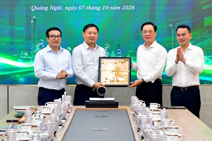Chủ tịch HĐQT PV GAS Bùi Minh Tiến trao quà lưu niệm cho Chủ tịch HĐQT BSR Bùi Ngọc Dương. Nguồn ảnh PV GAS
