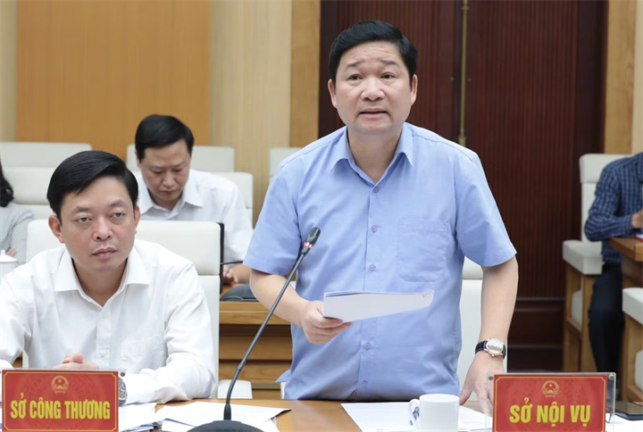Ông Trần Văn Hòa, Phó Giám đốc Sở Nội vụ Phú Thọ thông tin tại cuộc họp báo (Ảnh: Hà Việt).
