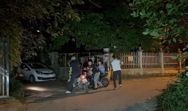 Thời điểm đối tượng bị bắt giữ. Ảnh: Công an phường Yên Bái/Lao động