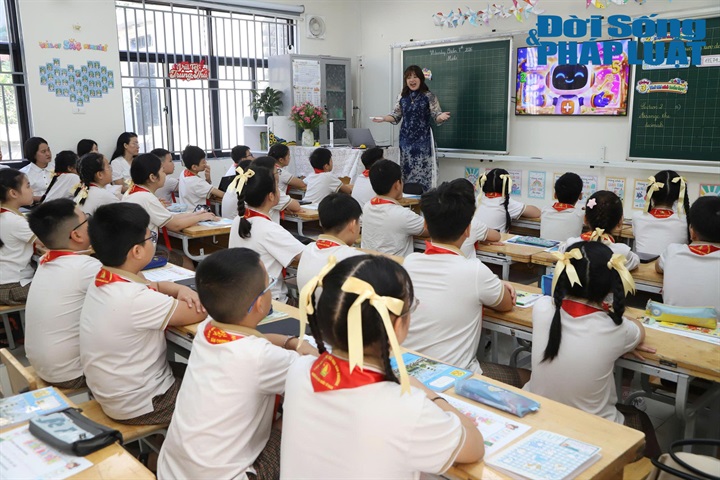 Học sinh lớp 5A4 Trường Tiểu học Văn Miếu - Quốc Tử Giám hào hứng trong tiết học Toán bằng tiếng Anh.