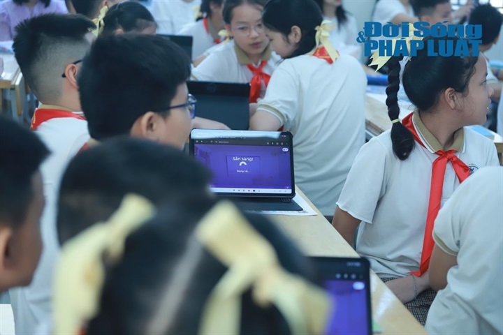 Từ những thuật ngữ đơn giản, học sinh từng bước hình thành thói quen sử dụng tiếng Anh trong giờ học.