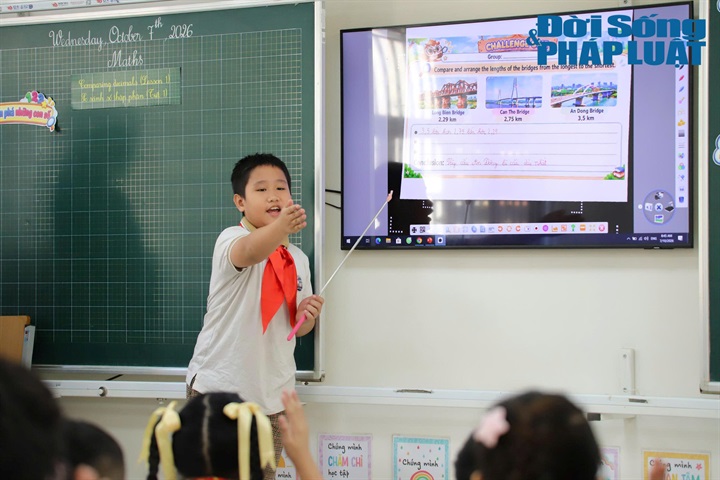 Học sinh tương tác với giáo viên bằng tiếng Anh trong tiết học Toán song ngữ.