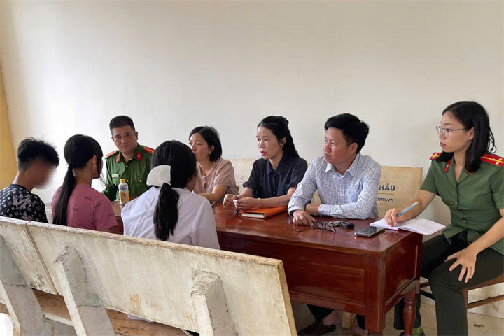 Lực lượng công an cùng nhà trường làm việc với các học sinh có liên quan. Ảnh: Uy Nguyễn/Dân trí