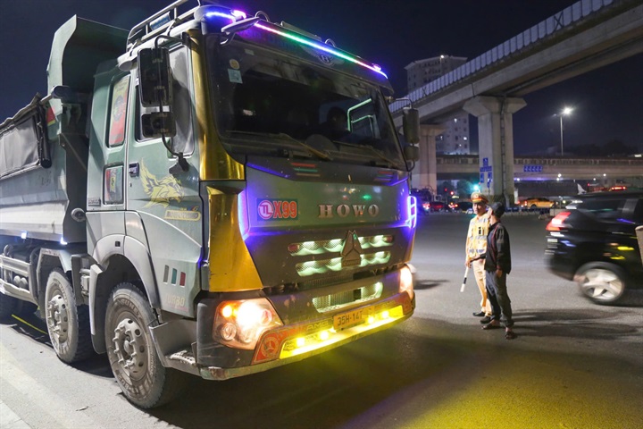 Việc lắp đặt, sử dụng đèn còi trái quy định gây ảnh hưởng đến an toàn giao thông và làm ô nhiễm tiếng ồn.