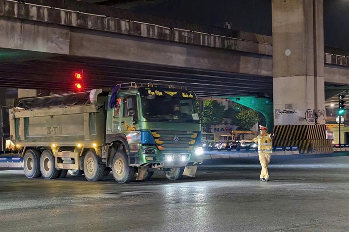 CSGT kiểm tra, xử lý loạt xe tải độ đèn, còi trong đêm 8/10/206.